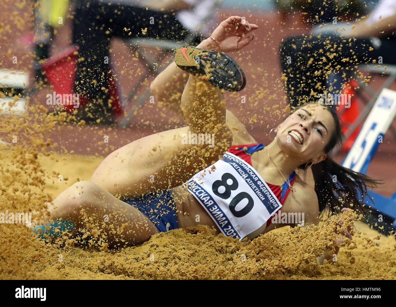 Moscú, Rusia. 5 Feb, 2017. Marina de Rusia Buchelnikova compite en el salto de longitud, en el caso de la Federación Internacional de Atletismo 26ª reunión de invierno en interiores en el CSKA Athletics Arena. Crédito: Stanislav Krasilninkov/TASS/Alamy Live News Foto de stock