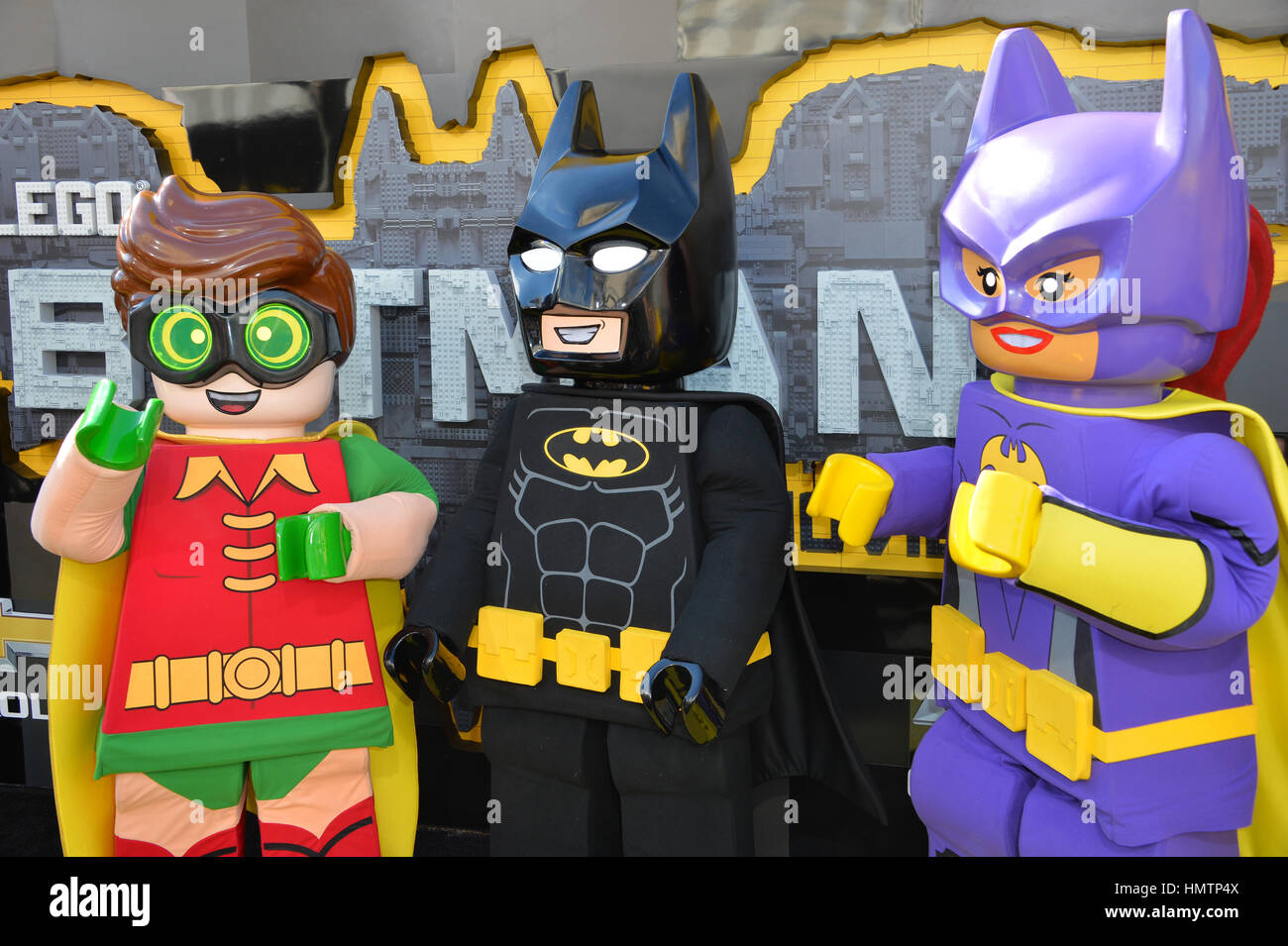 Los Angeles, Estados Unidos. 4 Feb, 2017. Batman, Robin y Catwoman  caracteres en el estreno mundial de la película 'Lego Batman' en el Regency  Village Theater, Westwood. Crédito: Sarah Stewart/Alamy Live News