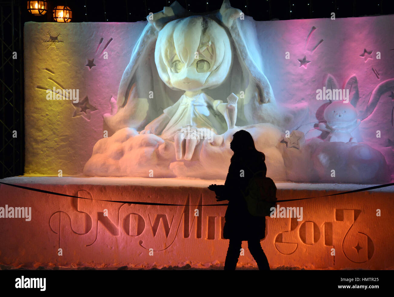 Sapporo Japon 5 Feb 17 Un Visitante Admira Una Escultura De Nieve Con Hatsune Miku Iluminada Por El Anual Festival De La Nieve De Sapporo En Sapporo En Japon La Isla Nortena