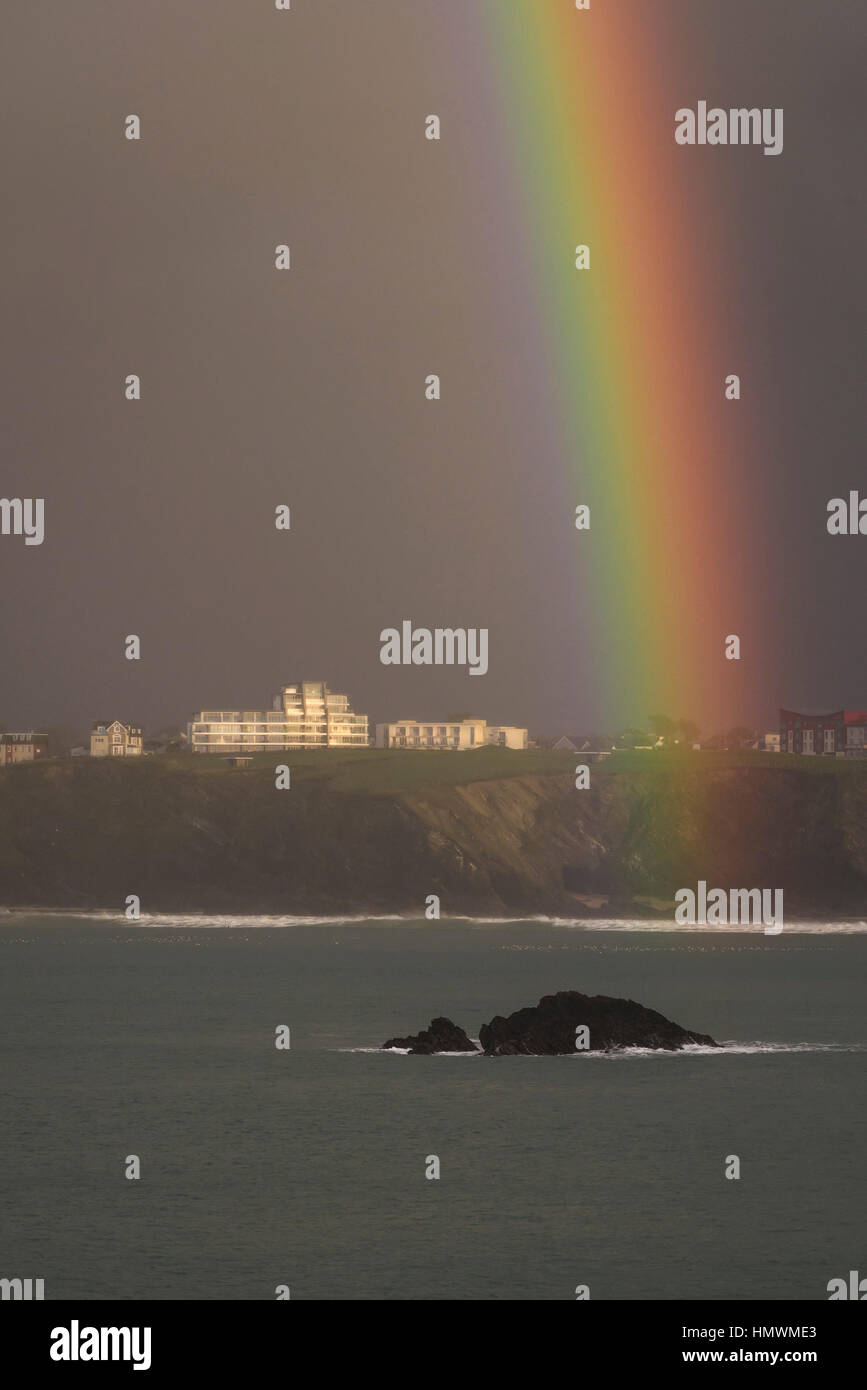 Una visión más cercana de un arco iris sobre la costa de Newquay, Cornwall, Inglaterra. El clima del Reino Unido. Foto de stock