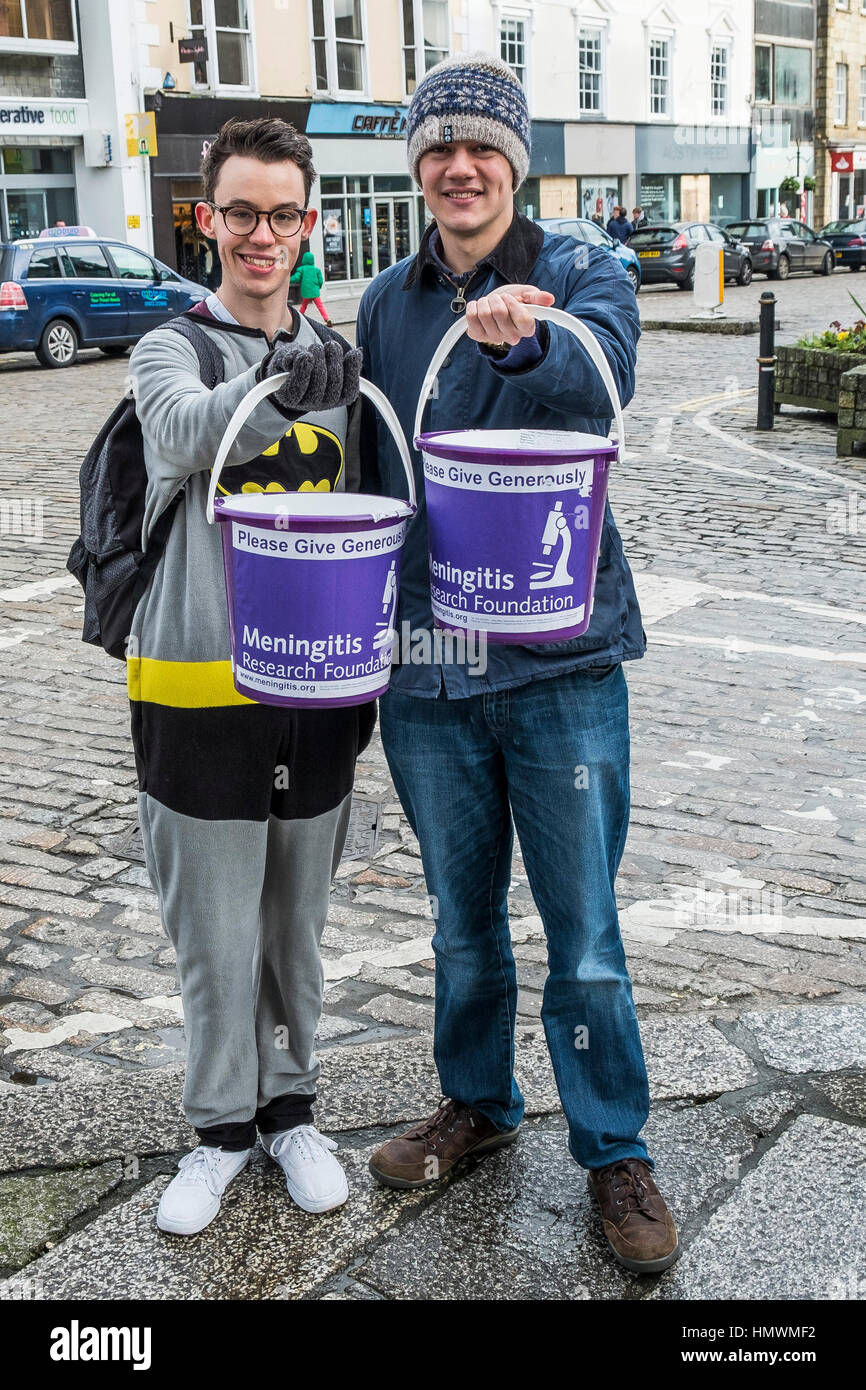 Dos voluntarios recogiendo donaciones caritativas para la Meningitis Research Foundation en el centro de la ciudad Truro, Cornwall. Foto de stock