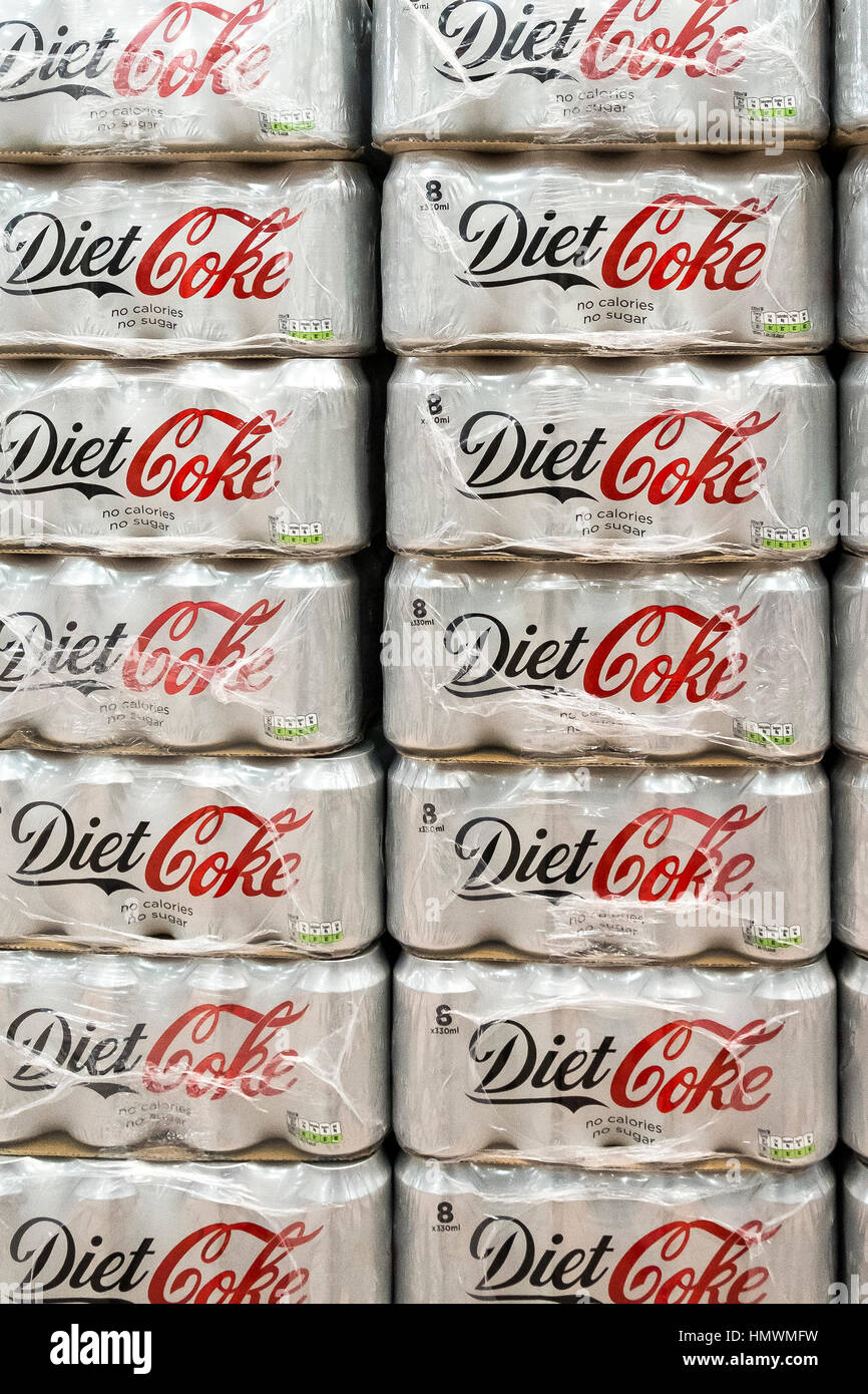 Plástico envuelto paquetes de Diet Coke apilados y a la venta dentro de un supermercado Morrison. Foto de stock