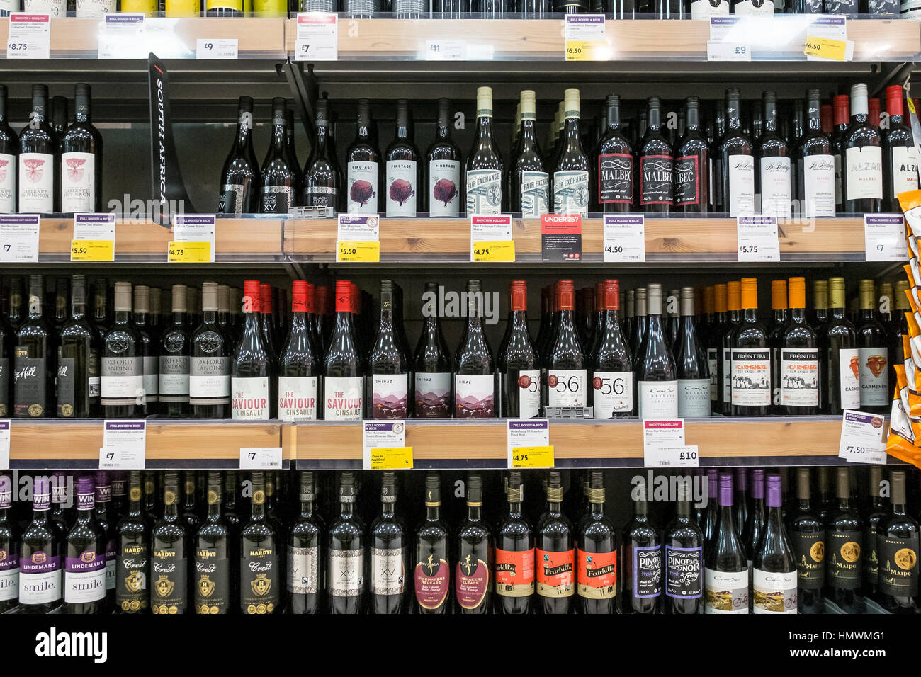 Estanterías llenas de botellas de vino a la venta dentro de un supermercado Morrison. Foto de stock