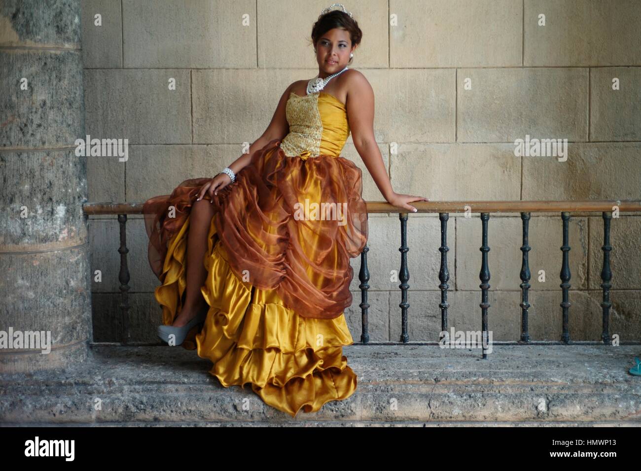 Quince años vestidos niña cubana en su ¨Membrillo¨ vestido dorado  Fotografía de stock - Alamy