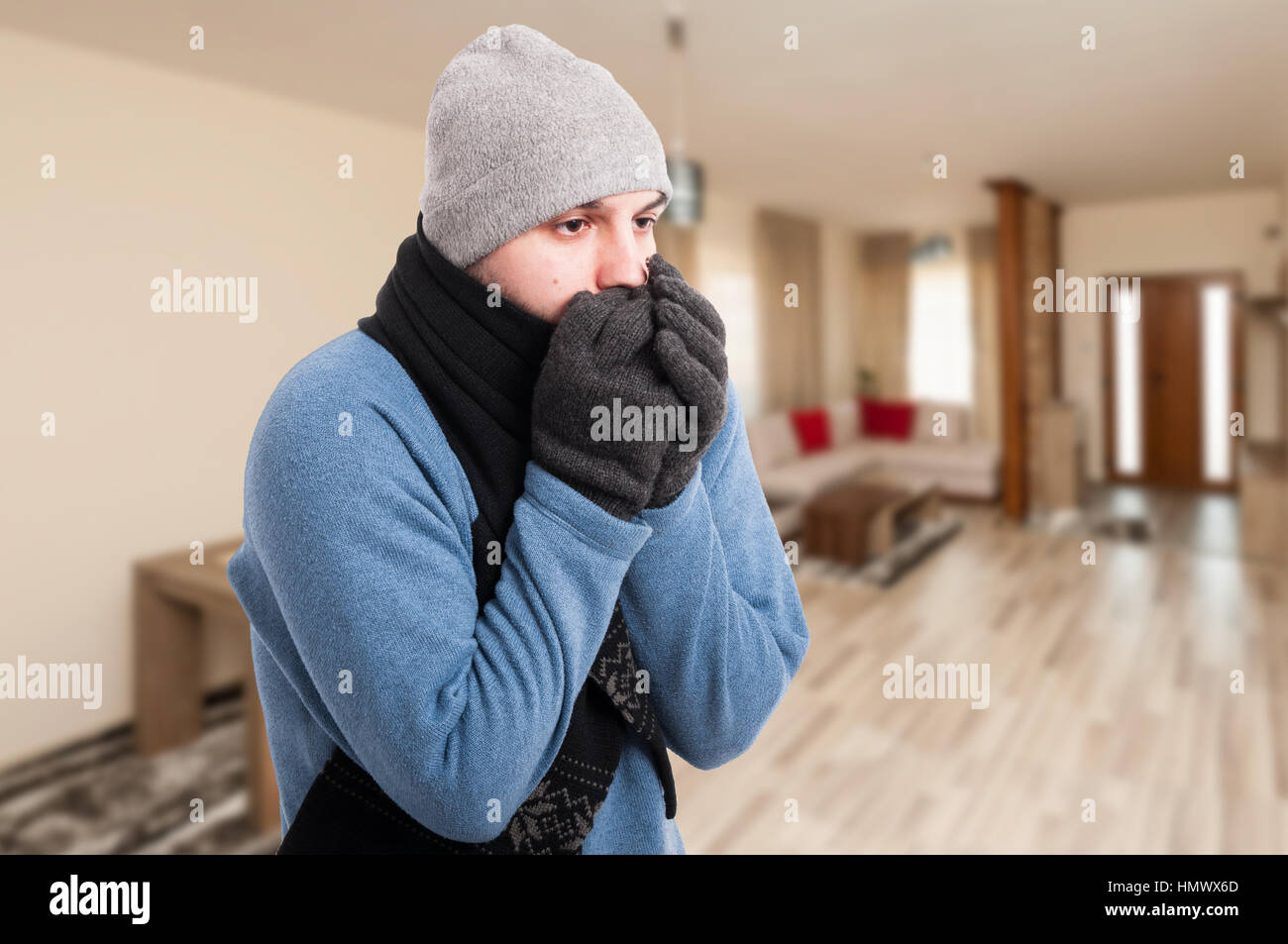 Hombre Con Ropa Abrigada Sintiendo El Frío Dentro De La Casa Fotos,  retratos, imágenes y fotografía de archivo libres de derecho. Image 93073165