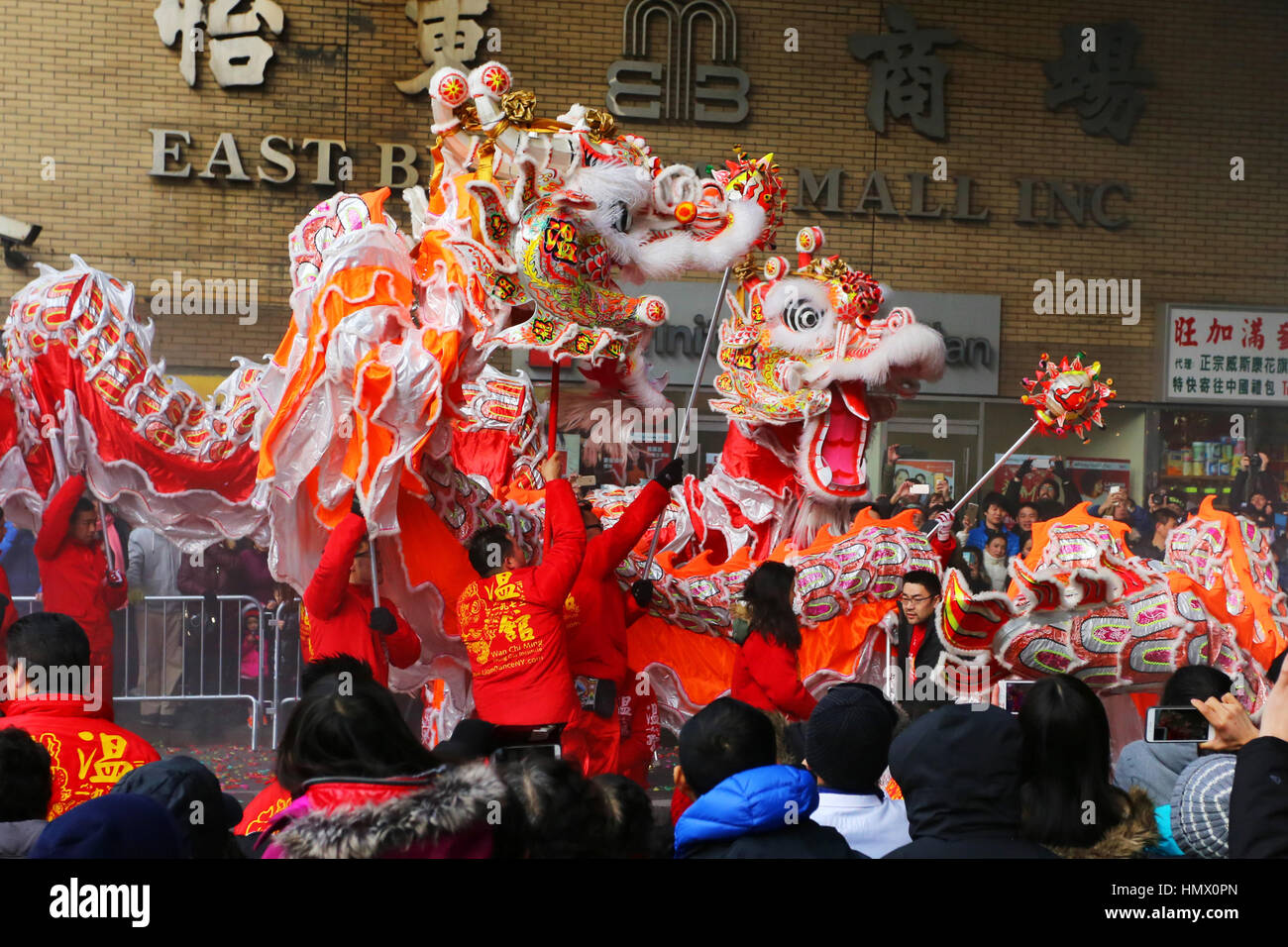 Nueva York, Estados Unidos. El 05 Feb, 2017. Chinatown de Nueva York celebra el Año Nuevo Lunar, el Año del Gallo con danzas del león, bailes del dragón, y un gran desfile. Crédito: Robert K. Chin/Pacific Press/Alamy Live News Foto de stock