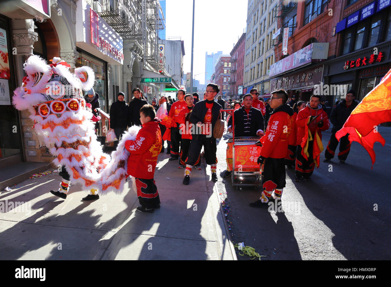 Nueva York, Estados Unidos. 04 Feb, 2017. Chinatown de Nueva York celebra el Año Nuevo Lunar, el Año del Gallo con danzas del león, bailes del dragón, y un gran desfile. Crédito: Robert K. Chin/Pacific Press/Alamy Live News Foto de stock