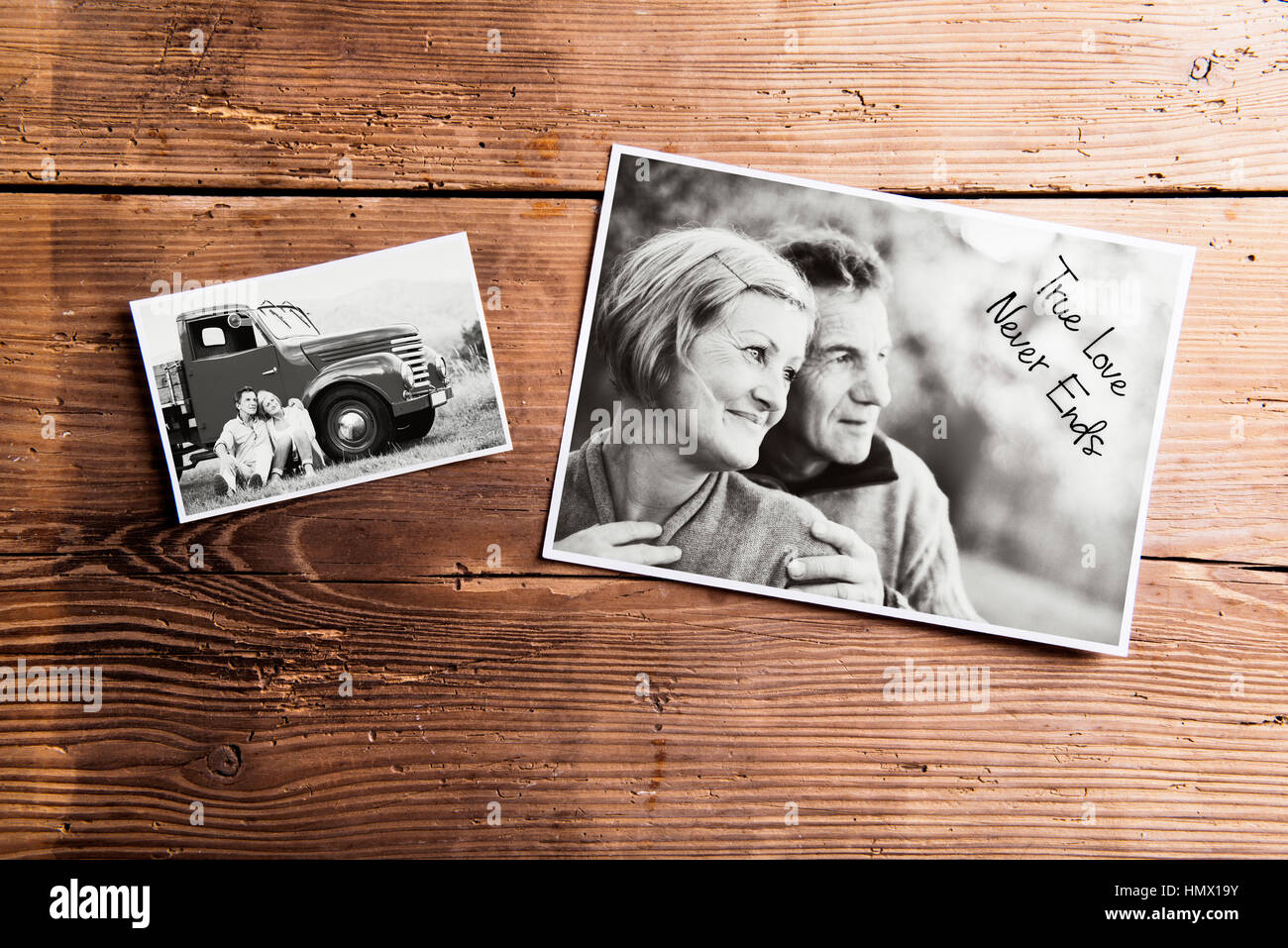 Las fotografías en blanco y negro de altos pareja. Foto de estudio en madera Foto de stock