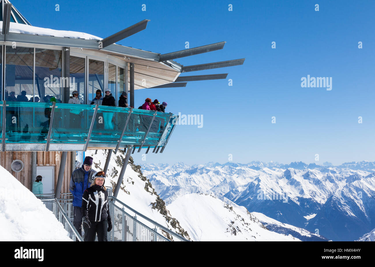 HOCHGURGL, Austria - 16 DE MARZO : esquiadores disfrutando de las vistas panorámicas de los Alpes Otztal a los Dolomitas desde el mirador de la estrella montaña Hochgu Foto de stock