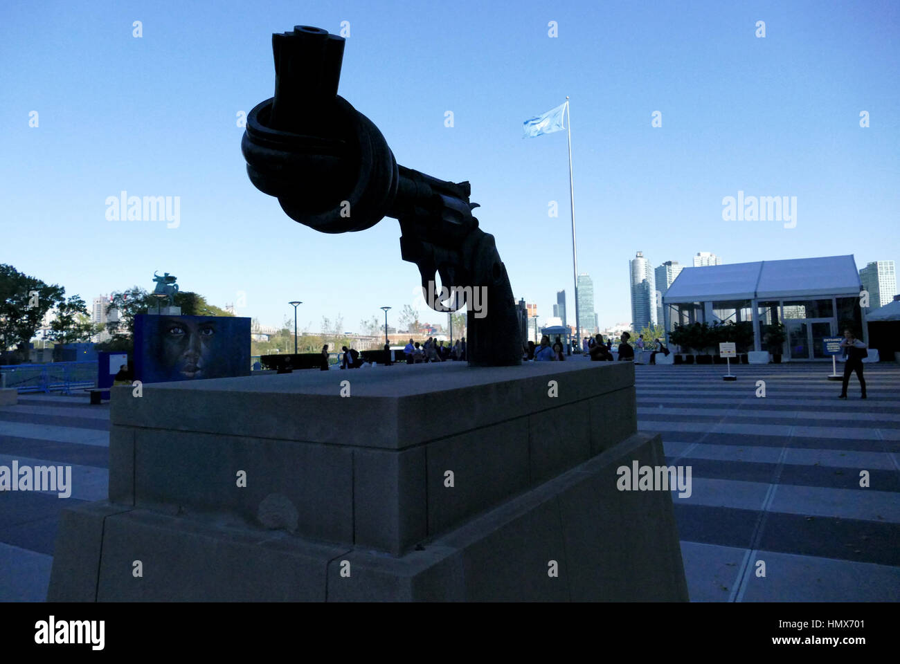 Nueva York, Estados Unidos. El 22 de septiembre de 2016 - La No-Violencia escultura en la Sede de las Naciones Unidas en Nueva York. 0,357 revólver Magnum sculptur bronce Foto de stock