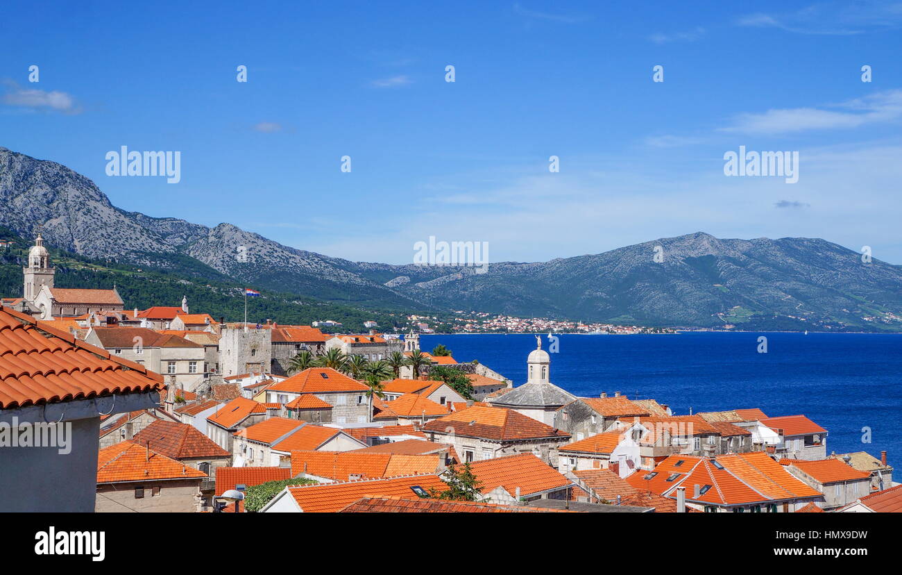 Tejados de la isla de Korcula en Croacia, destino de vacaciones de verano Foto de stock