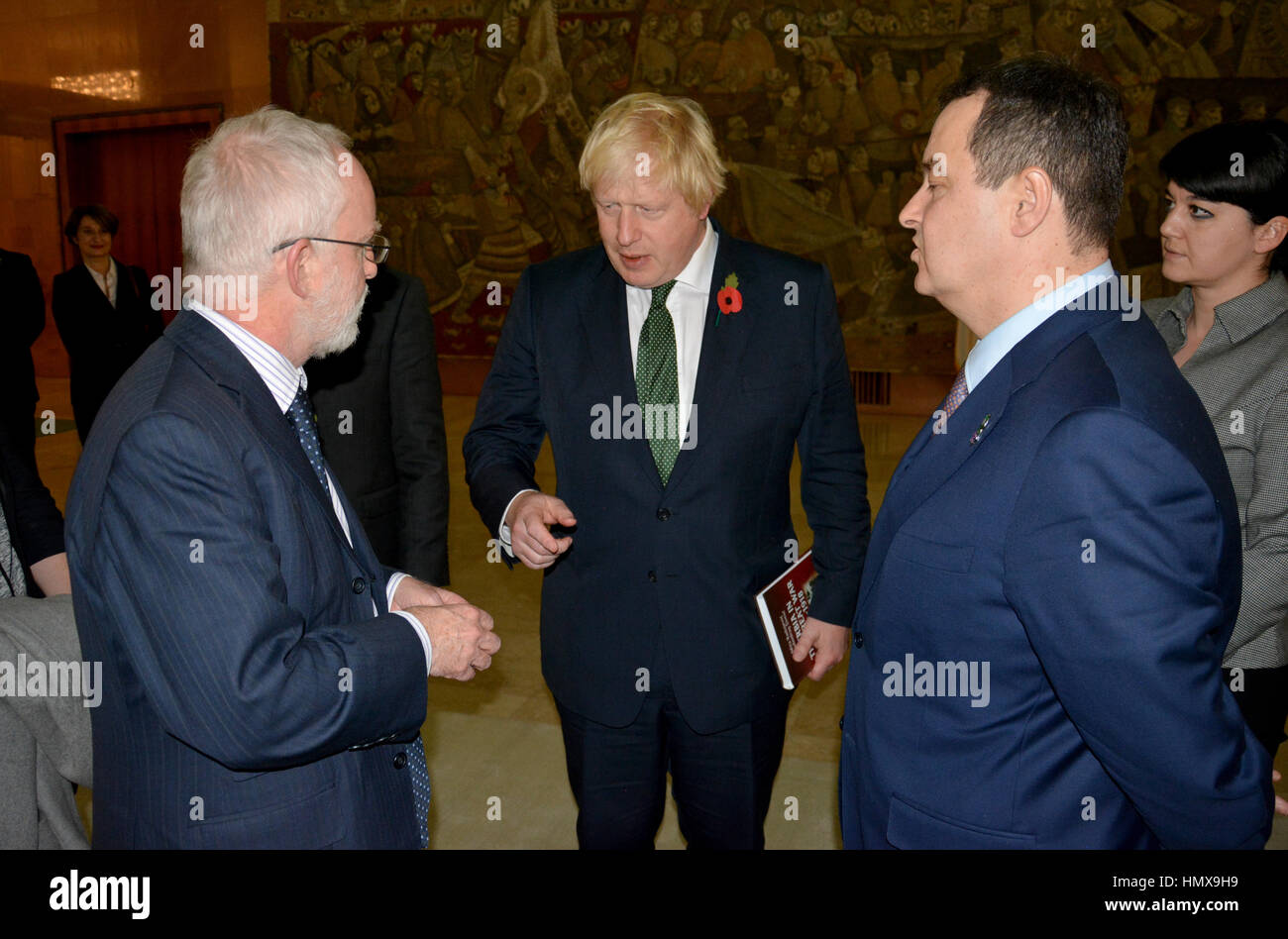 Belgrado, Serbia. El 10 de noviembre de 2016 - El Ministro de Asuntos Exteriores británico, Boris Johnson, en visita oficial a Serbia cumpla con el Ministro de Relaciones Exteriores serbio Ivica Dacic un Foto de stock