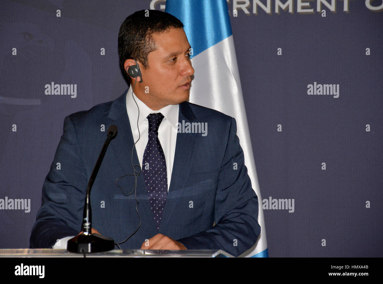 Belgrado, Serbia. El 10 de noviembre de 2016 - El Ministro de Relaciones Exteriores guatemalteco Carlos Raúl Morales en visita oficial a Serbia da un comunicado de prensa Foto de stock