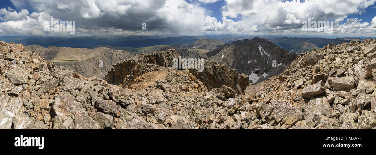 Panorámica desde la cumbre del cerro de la Santa Cruz en Colorado Foto de stock