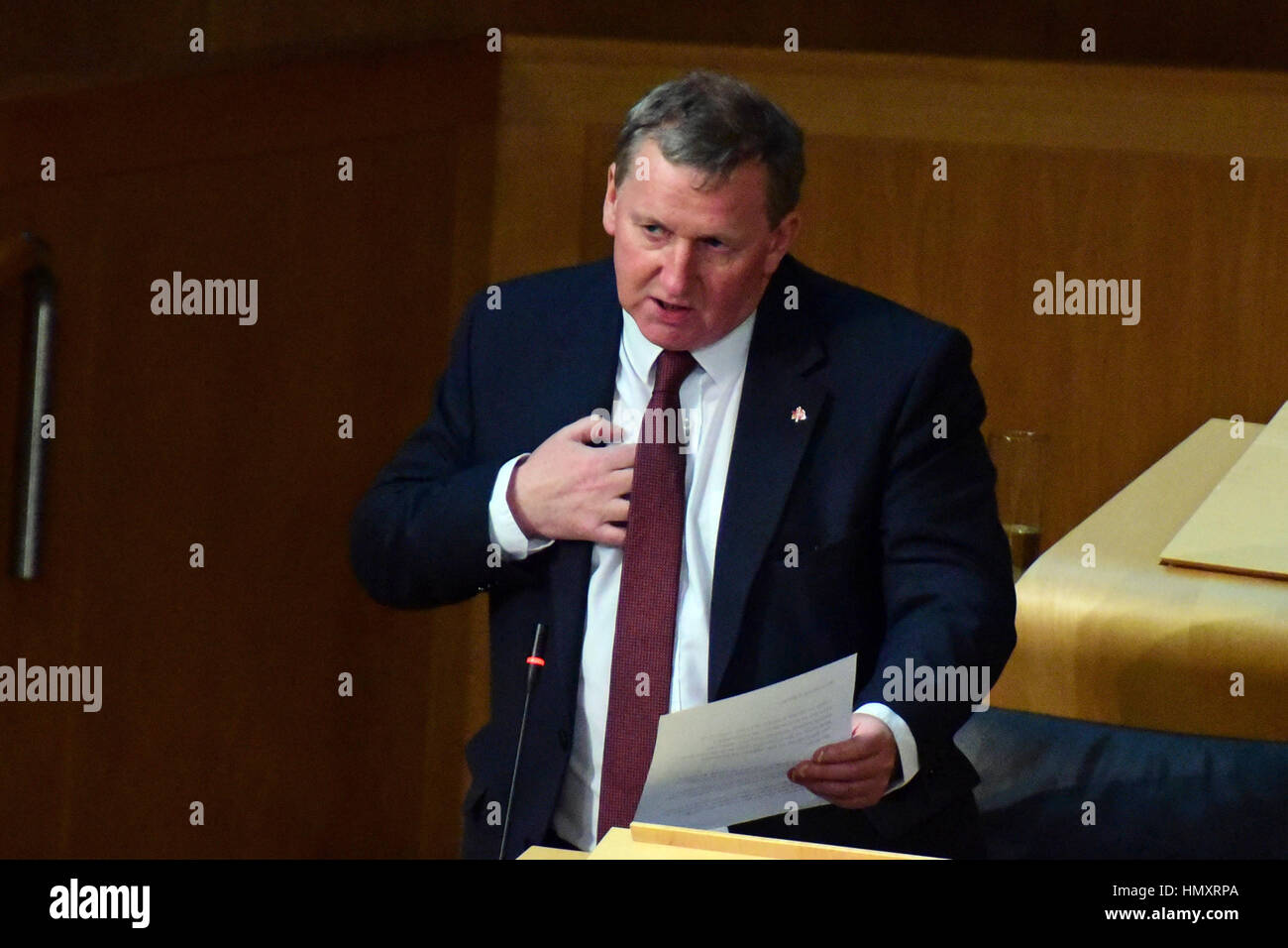 Edimburgo, Reino Unido. 7 Feb, 2017. Adjunto al líder laborista escocés Alex Rowley plantea una cuestión de orden en el Parlamento Escocés tras los informes de supuestas interferencias del Gobierno escocés con un informe independiente sobre la pobreza, el crédito: Ken Jack/Alamy Live News Foto de stock