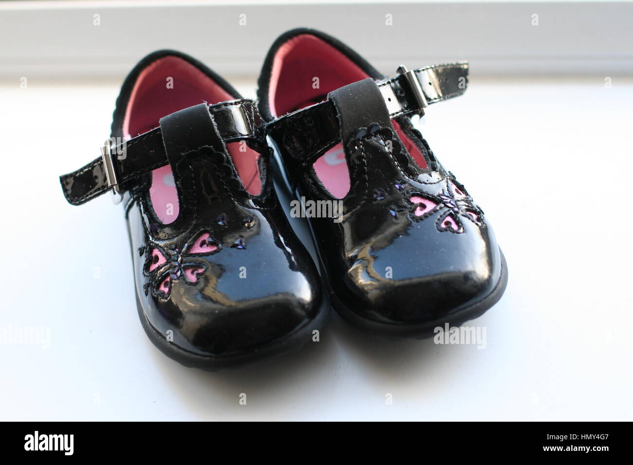 Par de zapatos de patente negro, los primeros zapatos del bebé, Calzado  Clarks, hitos, aprendiendo a caminar, pasear, aprender, hito de la familia  niños navidad Fotografía de stock - Alamy