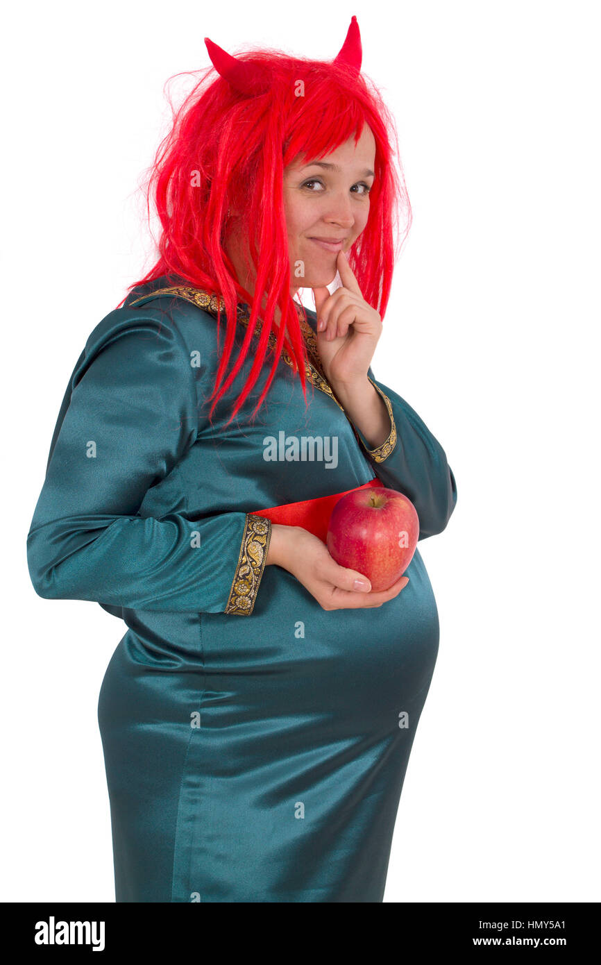 Mujer embarazada en disfraz de carnaval sosteniendo una manzana roja  aislado sobre fondo blanco Fotografía de stock - Alamy