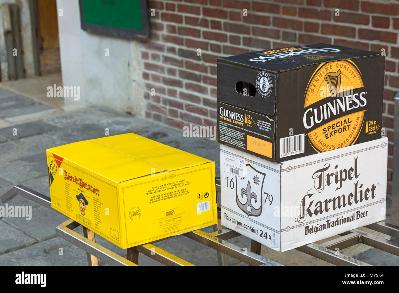 Cajas de cerveza Guinness special export, Tripel Karmeliet y Biere du Boucanier, en Venecia, Italia en enero Foto de stock