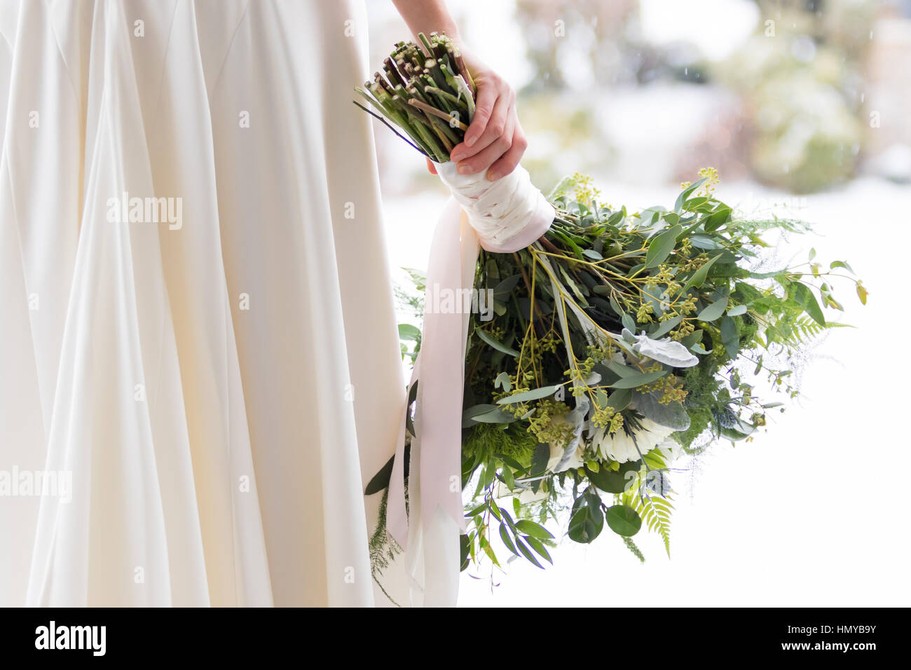 Ramo de novia en la mano de una novia en el día de su boda. Foto de stock