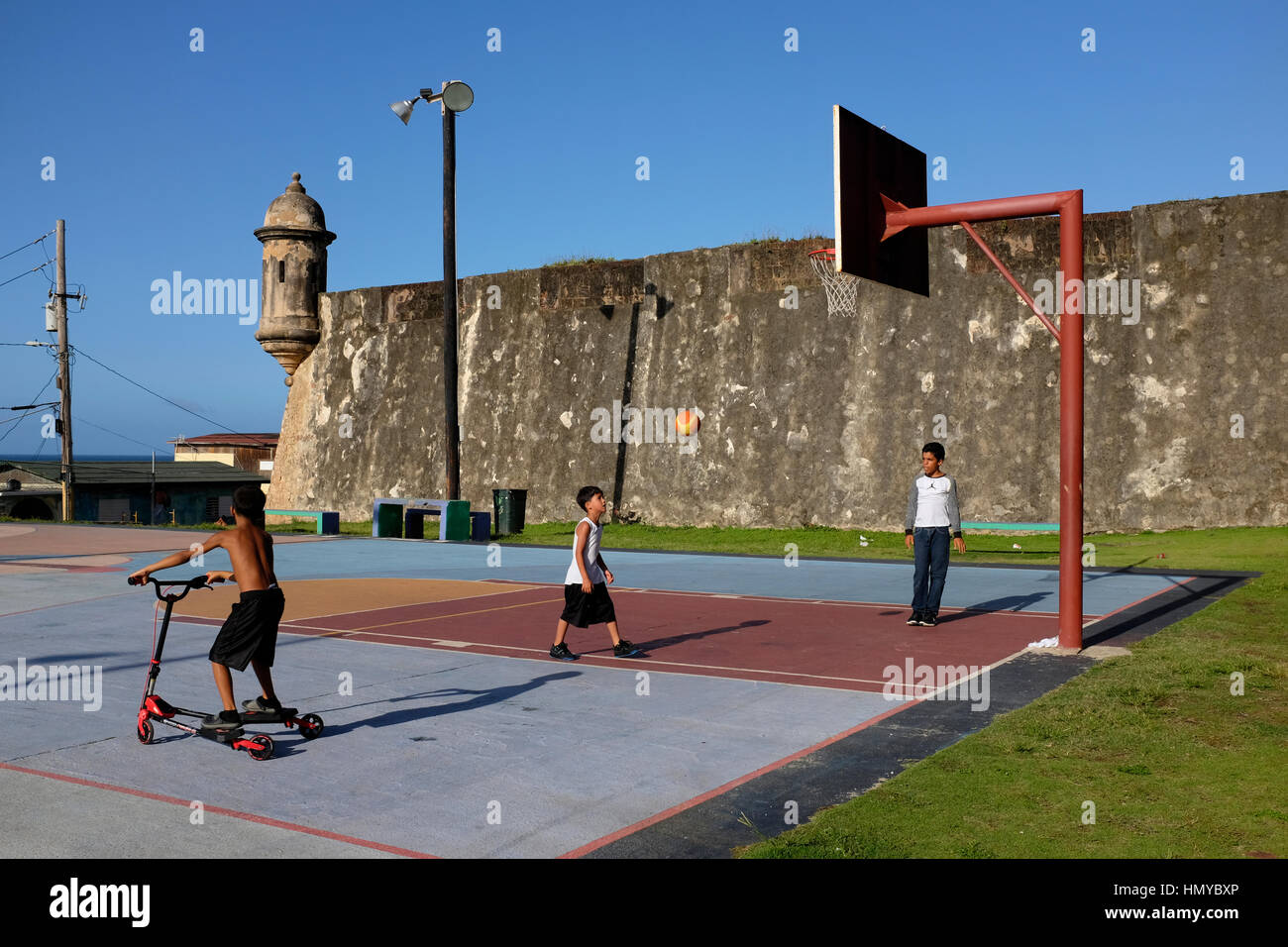 Los niños juegan al baloncesto en la terraza de un corte en el barrio La  Perla en el Viejo San Juan, Puerto Rico Fotografía de stock - Alamy