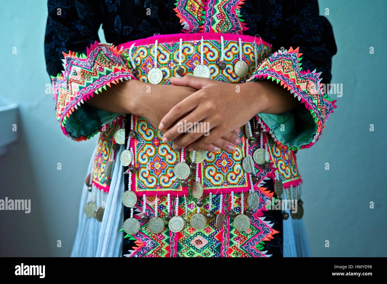 Jovencita vistiendo un traje tradicional Kao Hmong. Chica: Zao Yang Foto de stock