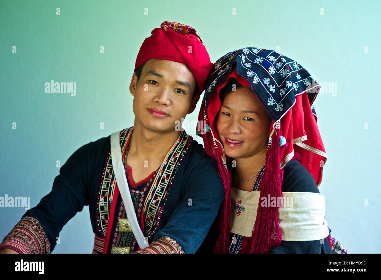 La novia y el novio llevaba un vestido de boda tradicional de Yao Phoun Savath .El Novio: NOVIA: Muchos RDP Foto de stock