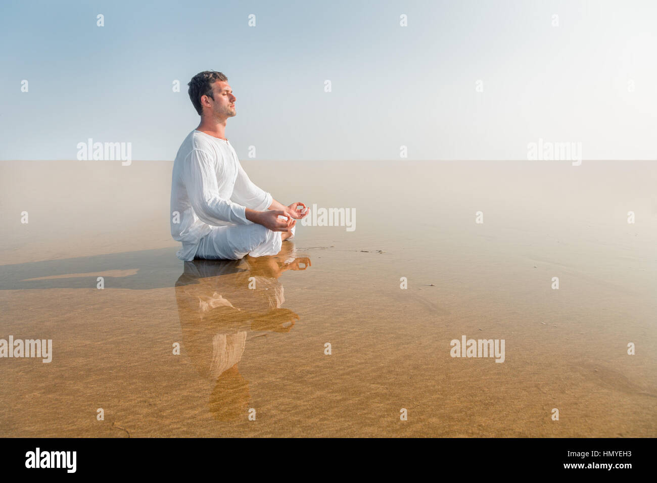 Hombre haciendo yoga meditación sentada en la postura del