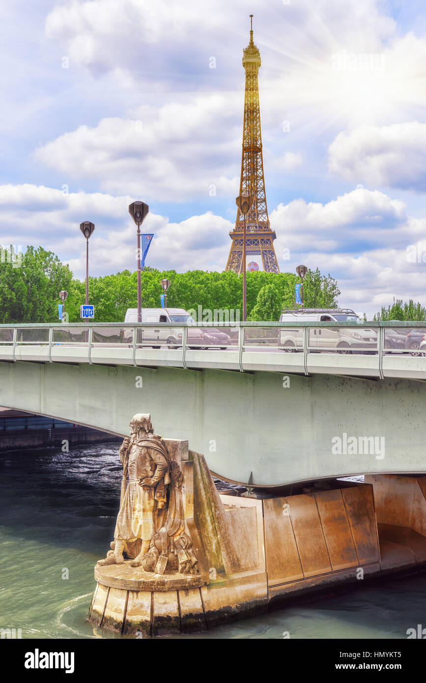 Pont de l'Alma (Alma Bridge en inglés) es un puente de carretera en París a través del Sena y Zouave estatua y la Torre Eiffel. Foto de stock