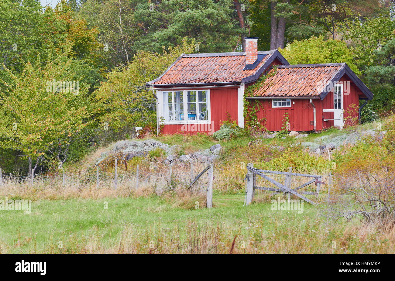 Casa de madera en la naturaleza, Suecia, Escandinavia Foto de stock
