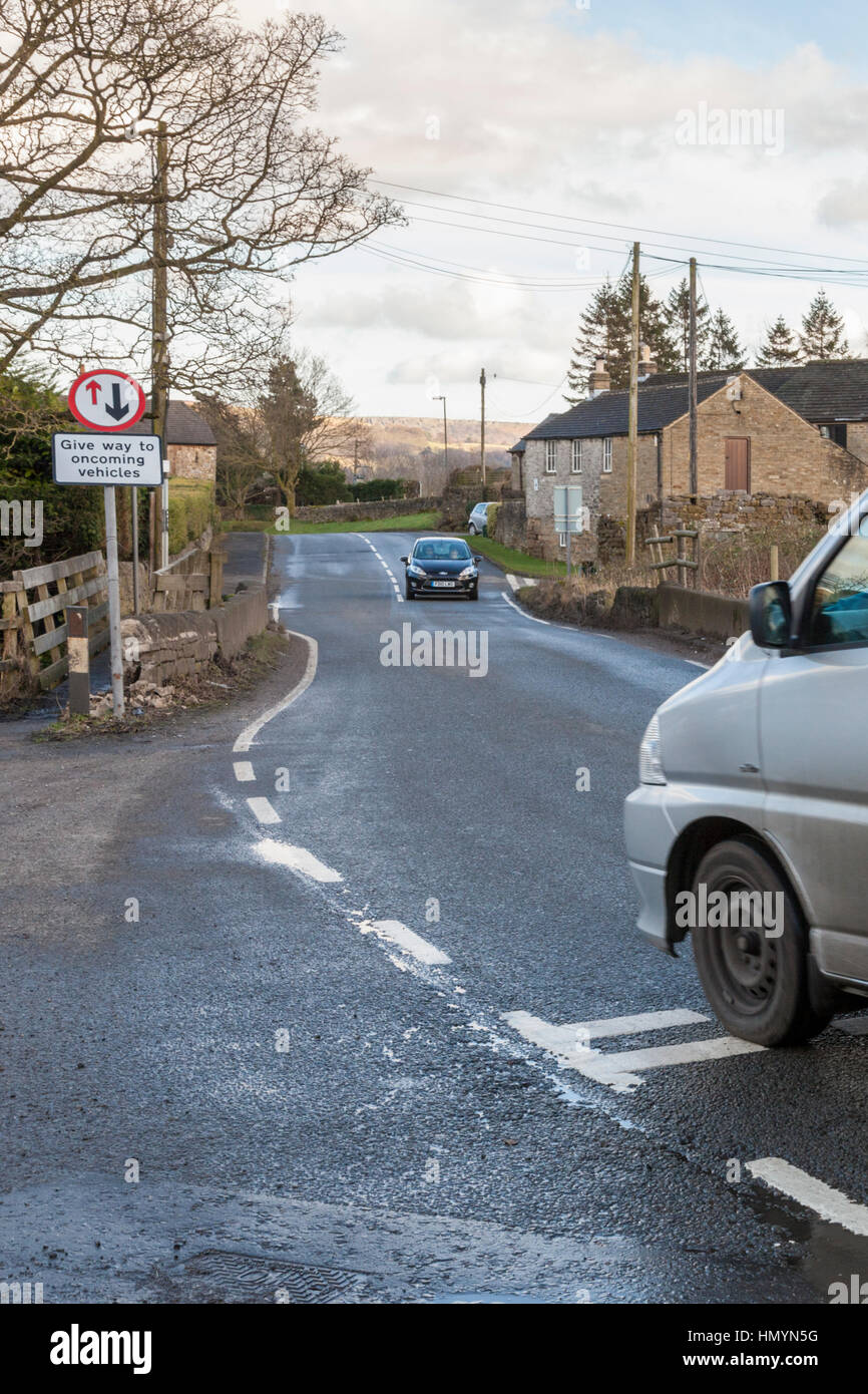 Ceder el paso a vehículos que entran señales de carretera. Dar forma de signo en un estrecho puente, Brough, Derbyshire, Inglaterra, Reino Unido Foto de stock