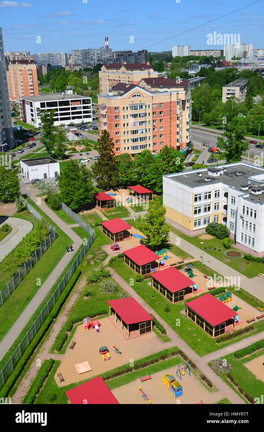 Moscú, Rusia - mayo 13.2016. Vista superior del distrito 20 de Zelenograd con el kindergarten Foto de stock