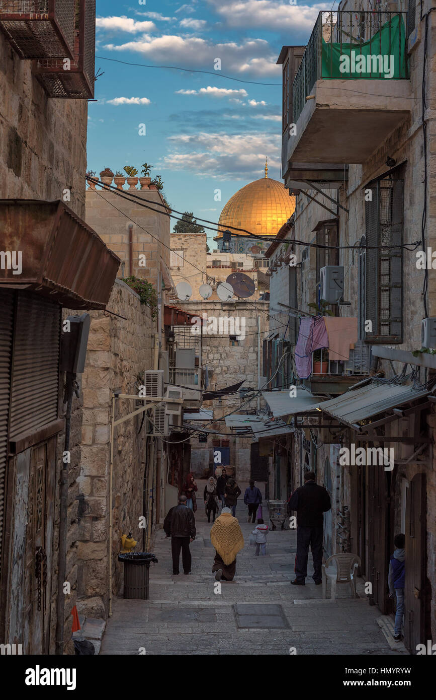 Antigua calle al atardecer en la Ciudad Vieja de Jerusalén, Jerusalén, Israel. Foto de stock