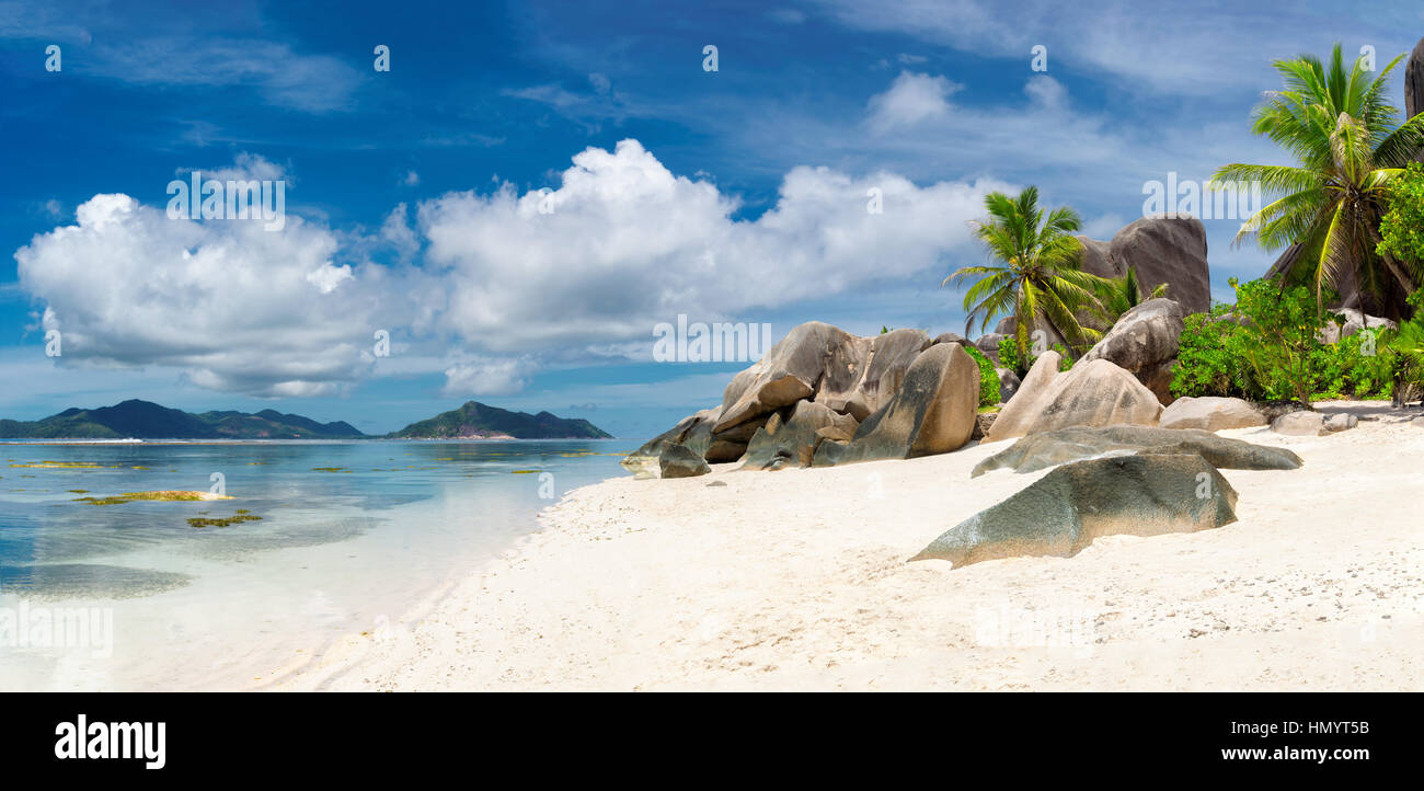 Seychelles beach, panorama de la Digue island. Foto de stock