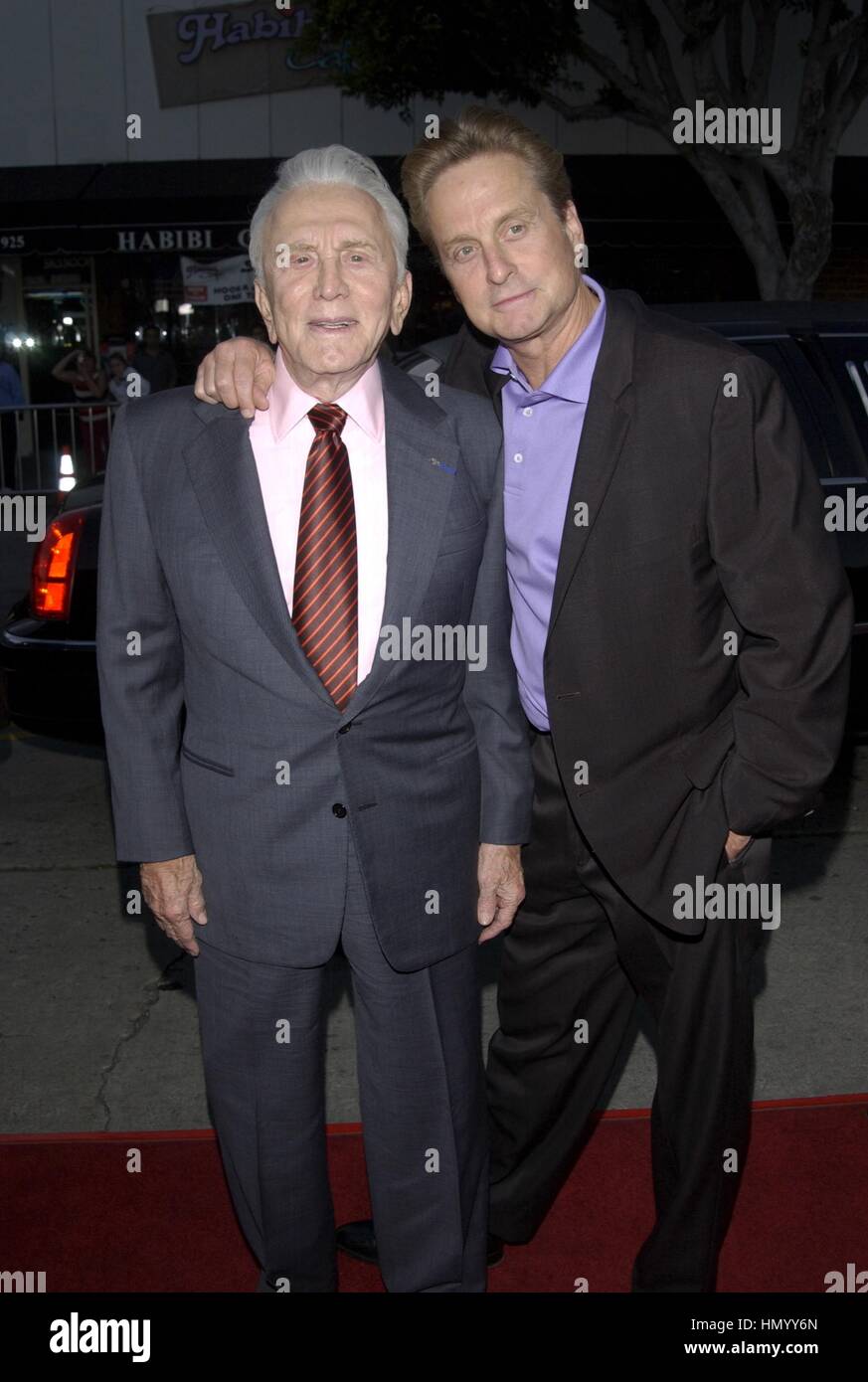 Padre e hijo los actores Kirk Douglas y MICHAEL DOUGLAS en el Los Angeles  estreno de su película se ejecuta en la familia. Abril 7, 2003 Fotografía  de stock - Alamy
