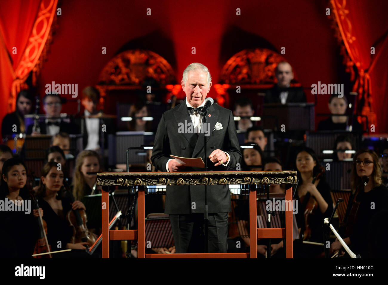 El Príncipe de Gales alberga una gala por el Royal College of Music en el Palacio de Buckingham, en Londres. Foto de stock