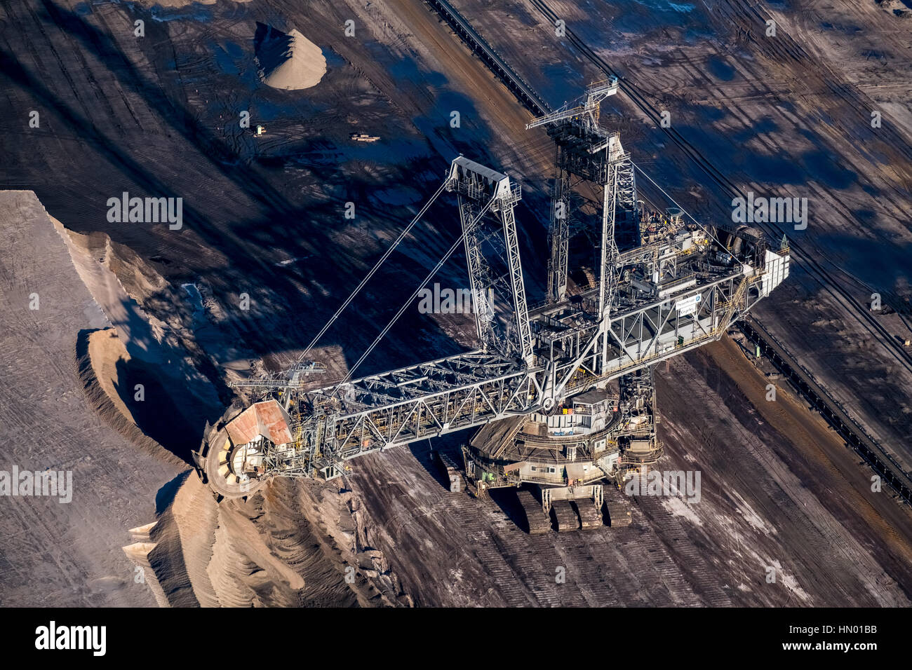 Excavadora de cuchara quitando la montera, mina de carbón marrón Garzweiler, Grevenbroich, Renania del Norte-Westfalia, Alemania Foto de stock