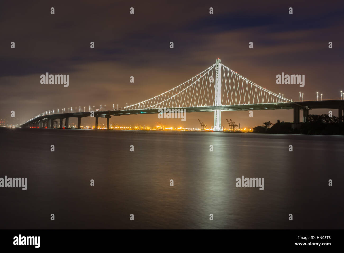 Puente de la Bahía Oriental del reemplazo de span en la noche. Treasure Island, San Francisco, California, EEUU. Foto de stock