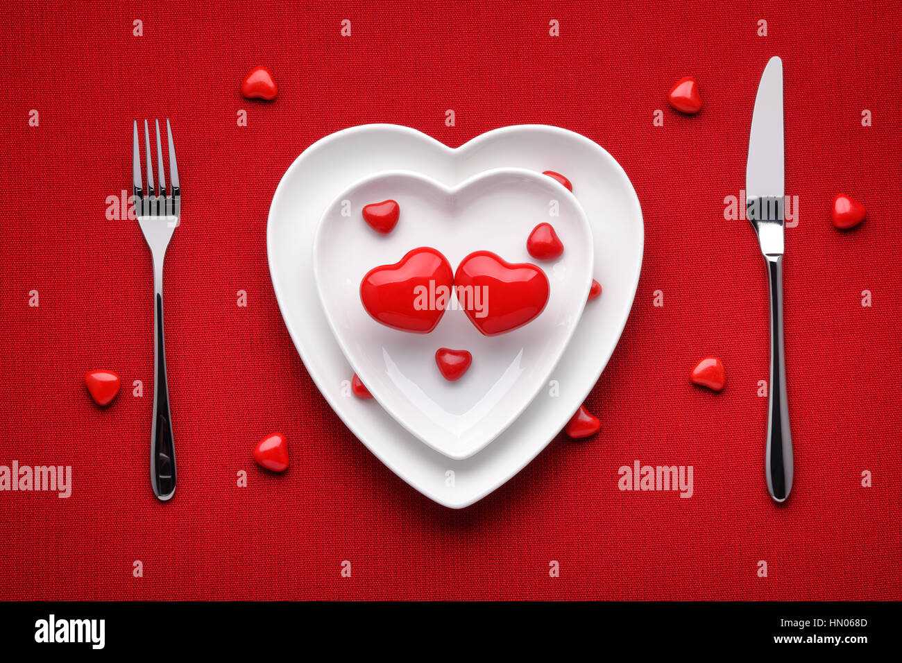 Ajuste de la tabla romántico para celebrar el Día de San Valentín Foto de stock