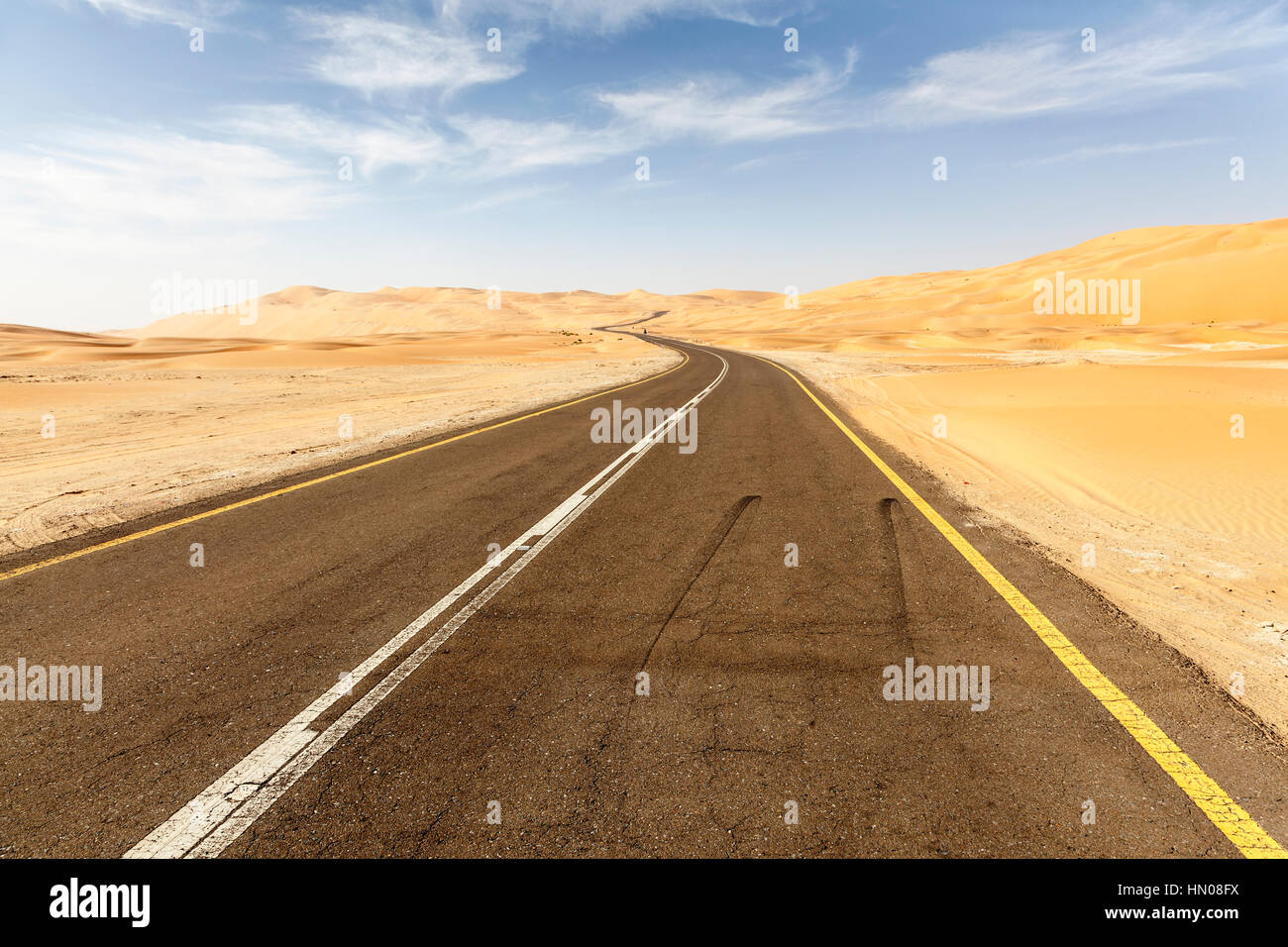 A la carretera del desierto Moreeb Dune en Liwa Oasis zona. Emirato de