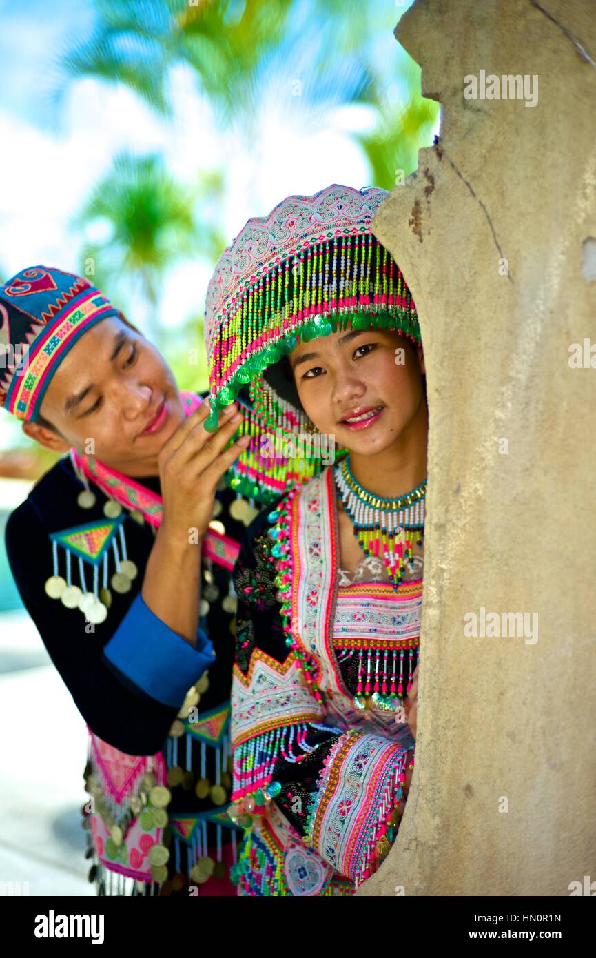 Vestido de novia novia hmong, originaria de China. Novia: Zao yang y el novio: Phoun Savath Foto de stock