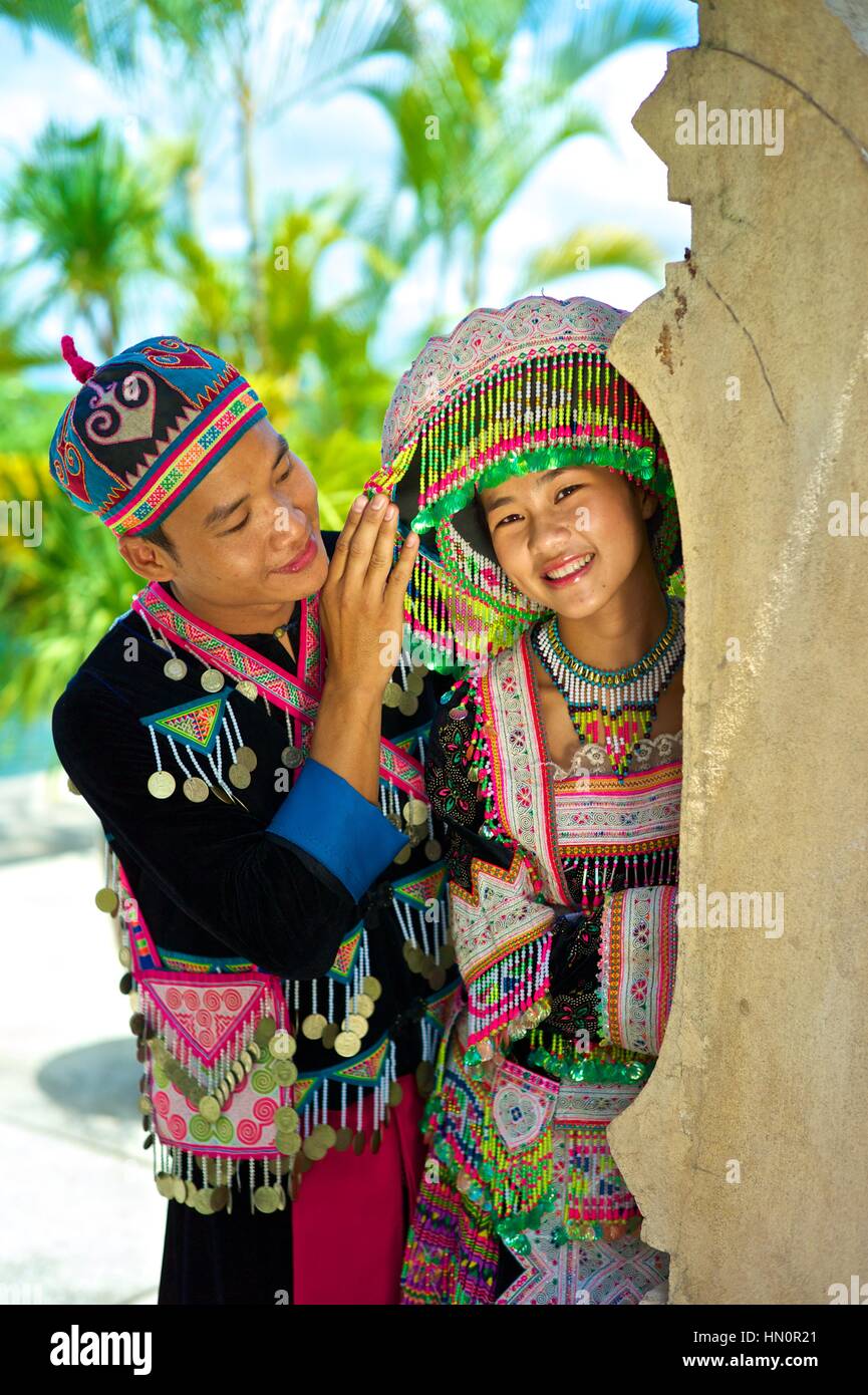 Vestido de novia novia hmong, originaria de China. Novia: Zao yang y el novio: Phoun Savath Foto de stock