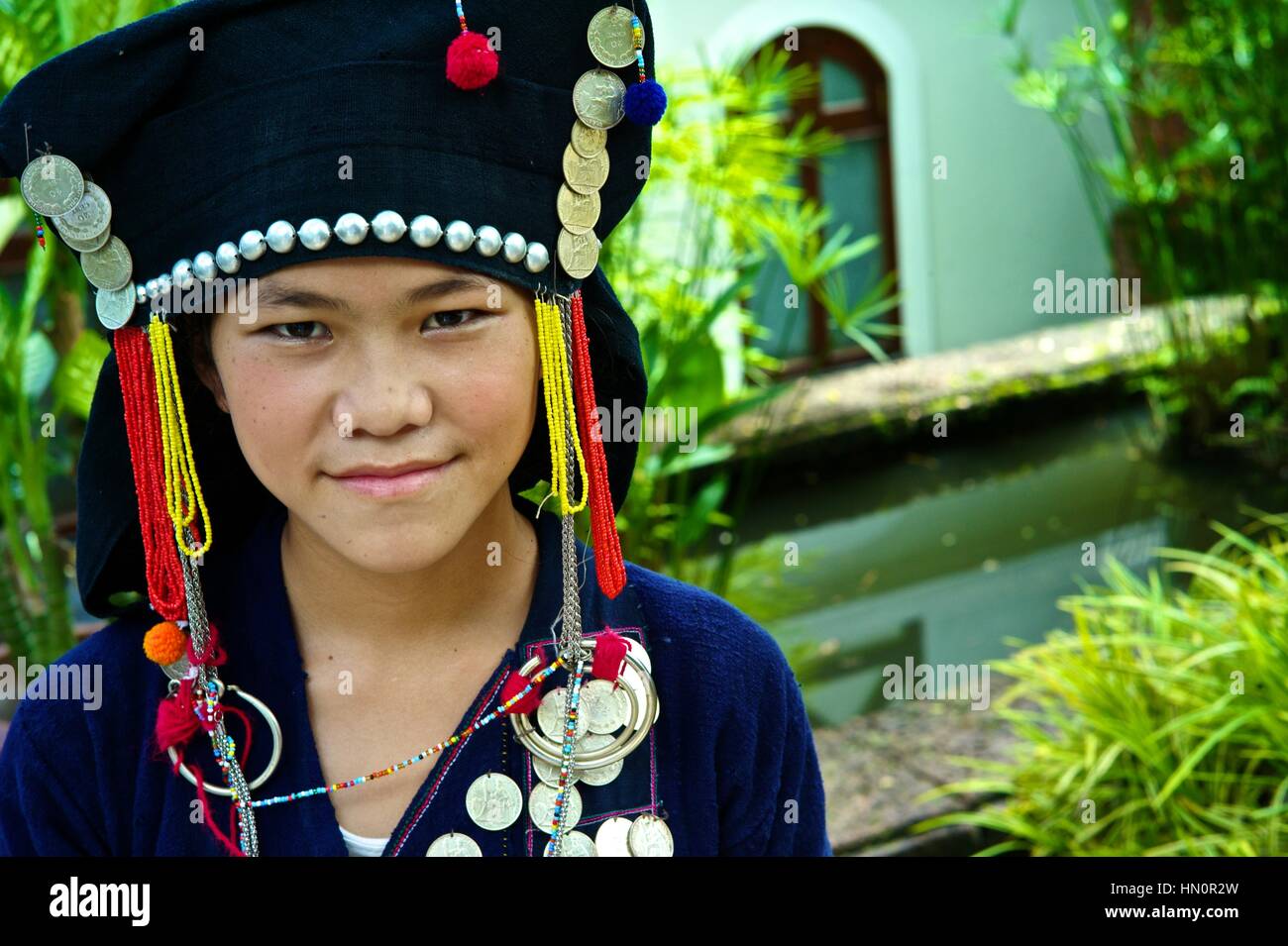 Joven vistiendo un traje tradicional Nuqui Akha en Laos. Antes de que se desgaste cotidiano, y ahora es sólo para festivales. Es común en el Phon Sali P Foto de stock