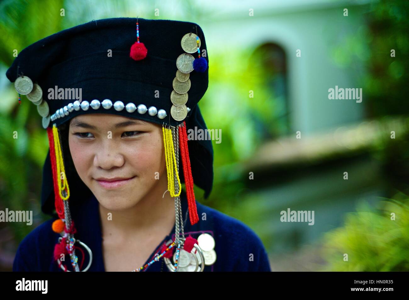 Joven vistiendo un traje tradicional Nuqui Akha en Laos. Antes de que se desgaste cotidiano, y ahora es sólo para festivales. Es común en el Phon Sali P Foto de stock