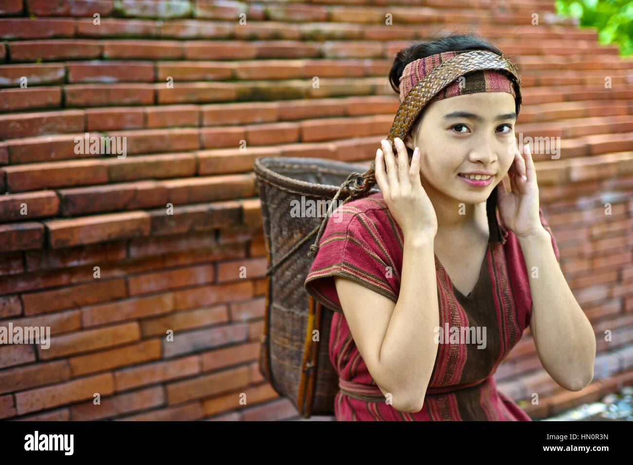 Jovencita vistiendo un traje tradicional country side Khmu en Laos. Nombre: Anna Saksena Foto de stock