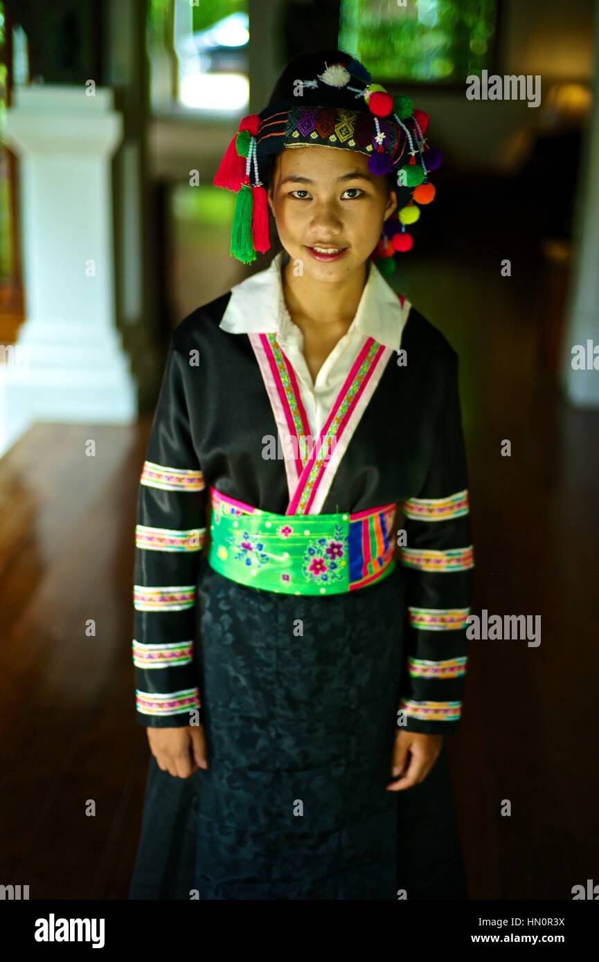 Jovencita vistiendo un traje tradicional Lai Hmong. Chica: Zao Yang Foto de stock