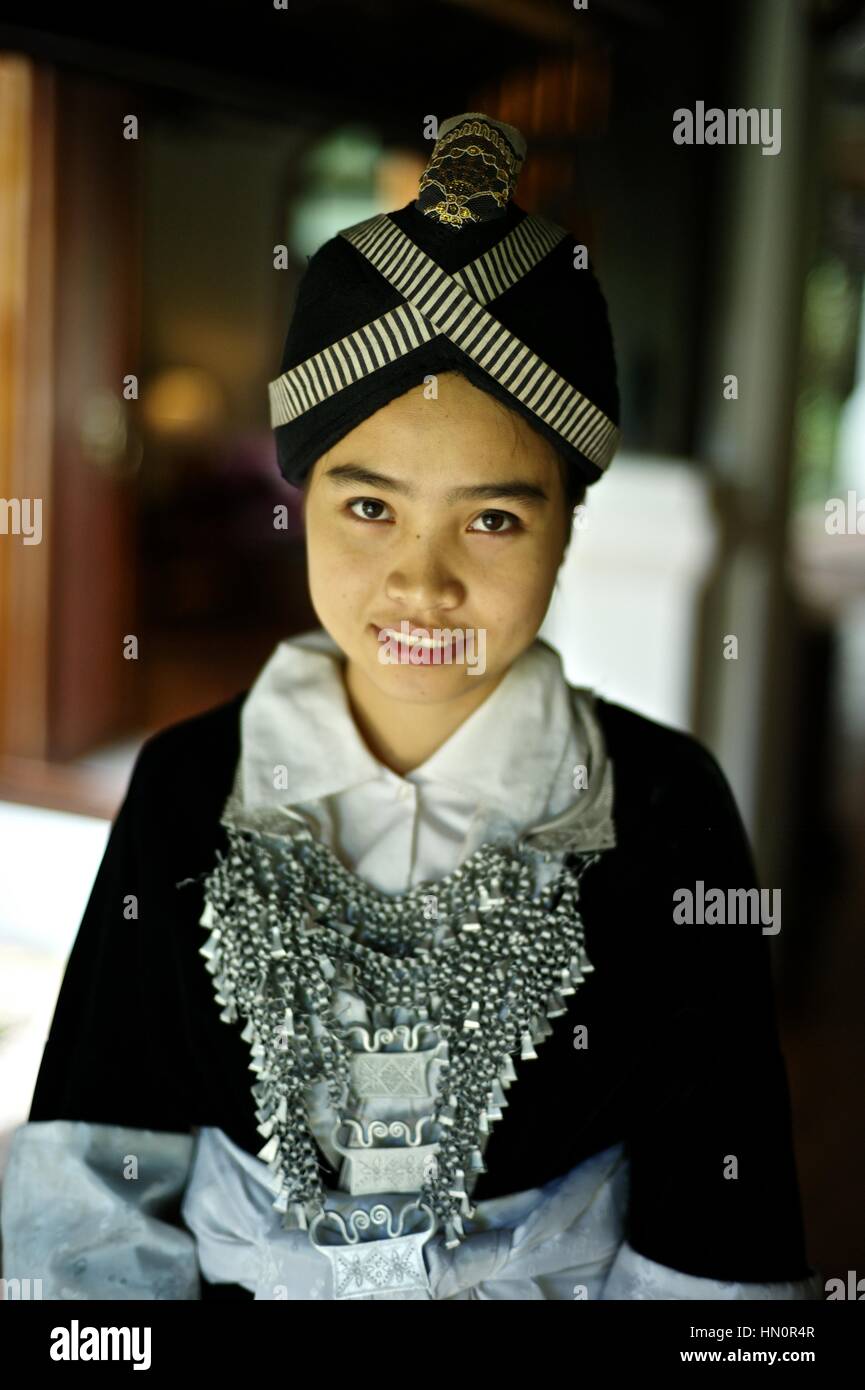 Joven vistiendo un traje tradicional Kao Hmong en Laos. Nombre: Anna Saksena Foto de stock