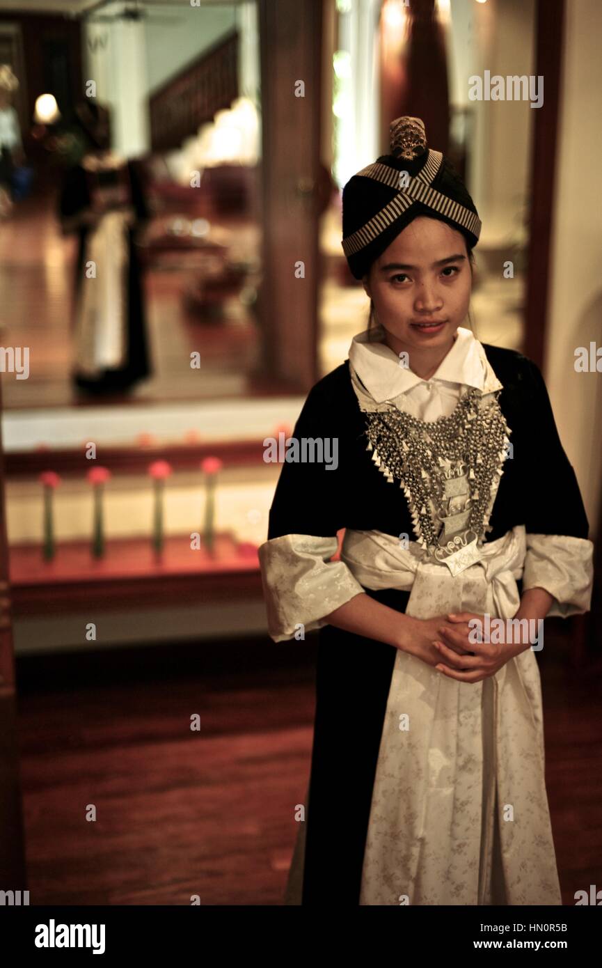 Joven vistiendo un traje tradicional Kao Hmong en Laos. Nombre: Anna Saksena Foto de stock