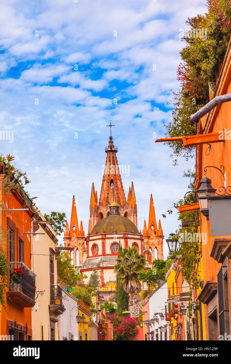 Calle Aldama Parroquia Arcángel Campanario de cúpula de la iglesia de
