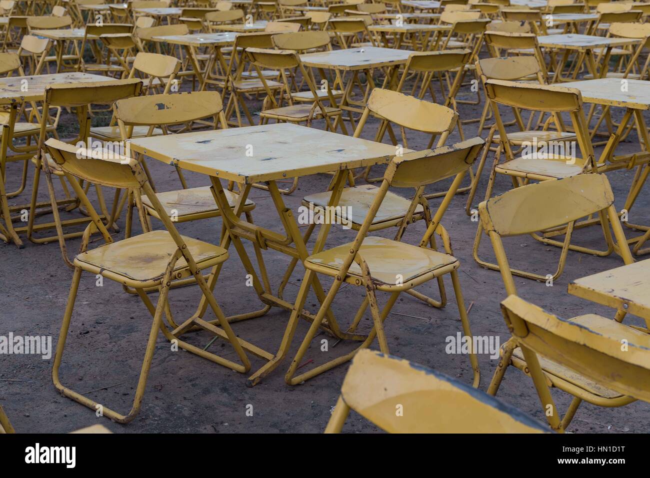 Muchas mesas y sillas plegables de metal amarillo. Kompong Cham, Camboya  Fotografía de stock - Alamy
