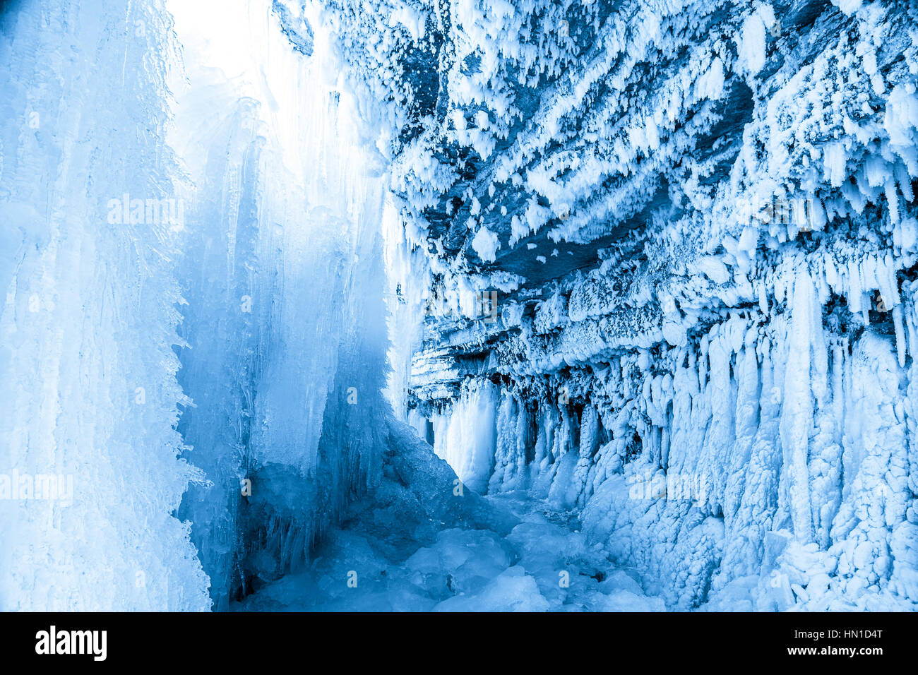 Cueva de hielo en cascada congelada Jagala, Estonia Foto de stock